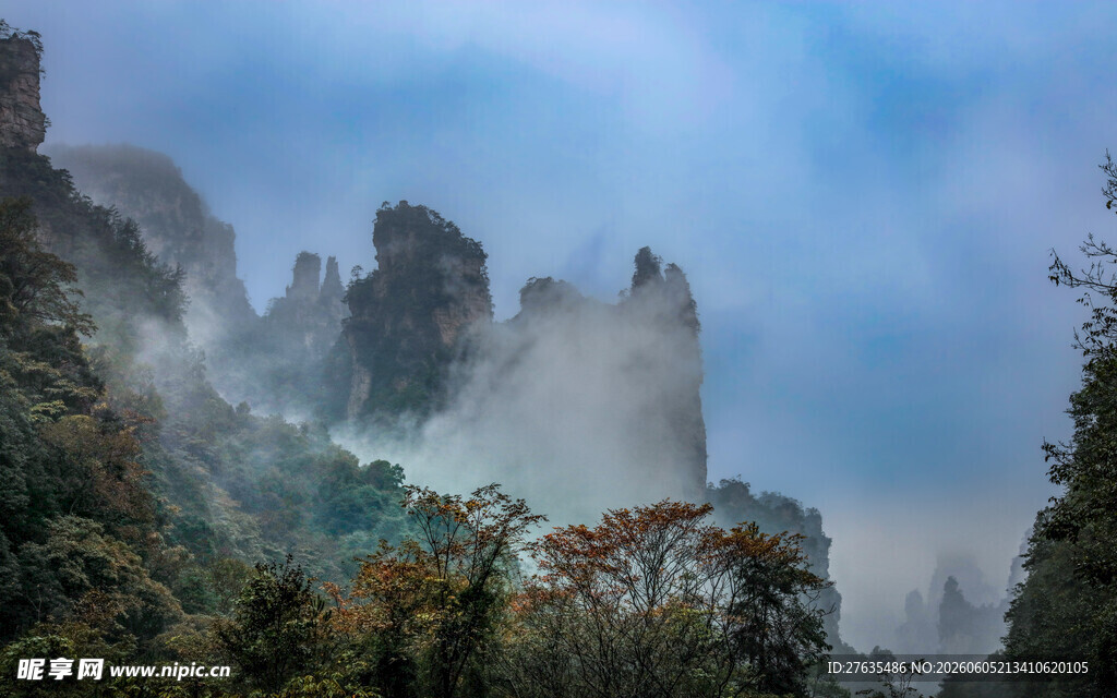 云雾缭绕的壮美山峰景观