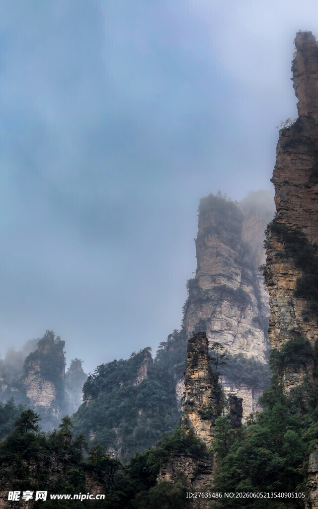 奇峰耸立的壮美山景