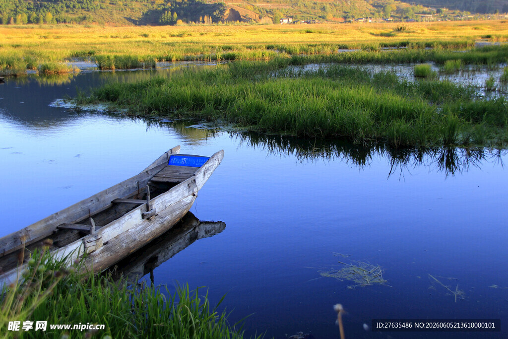 宁静湖畔小船停靠美景