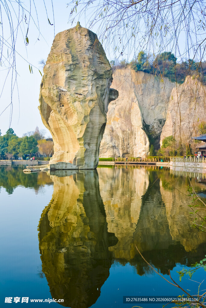 湖畔奇石倒影如画美景