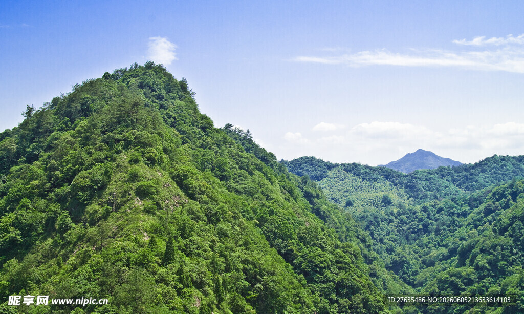 翠绿山峦美景