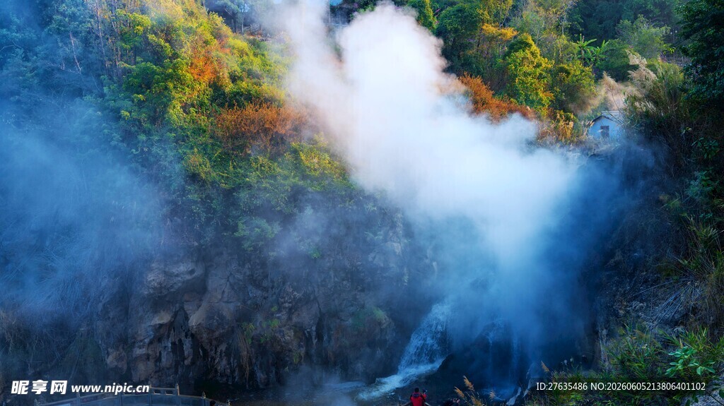 山间飞瀑景观