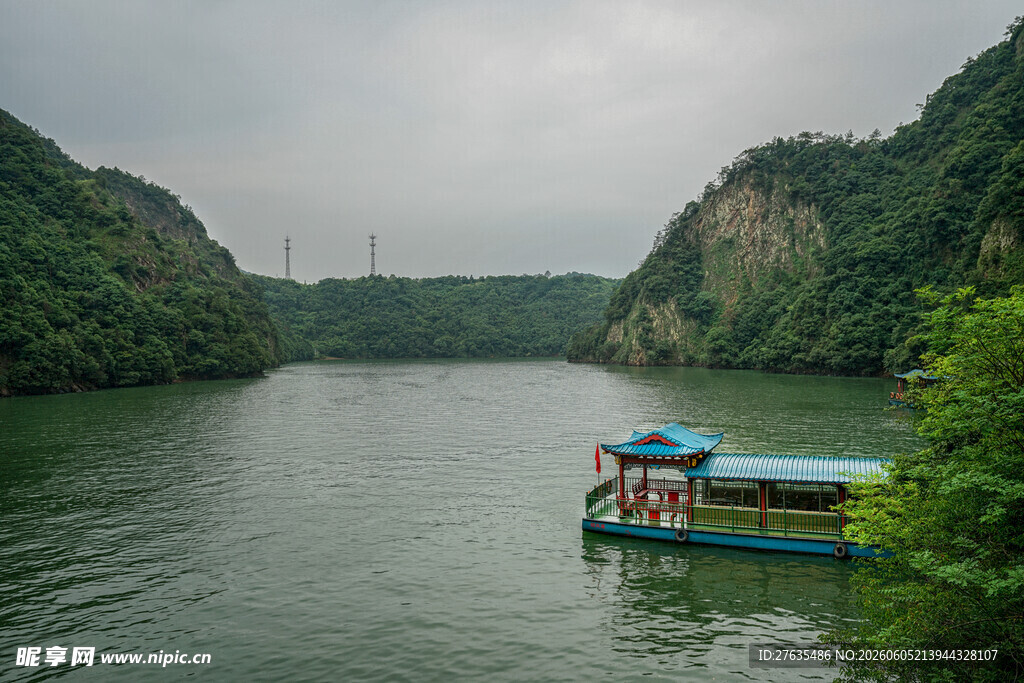 青山绿水间的游船美景
