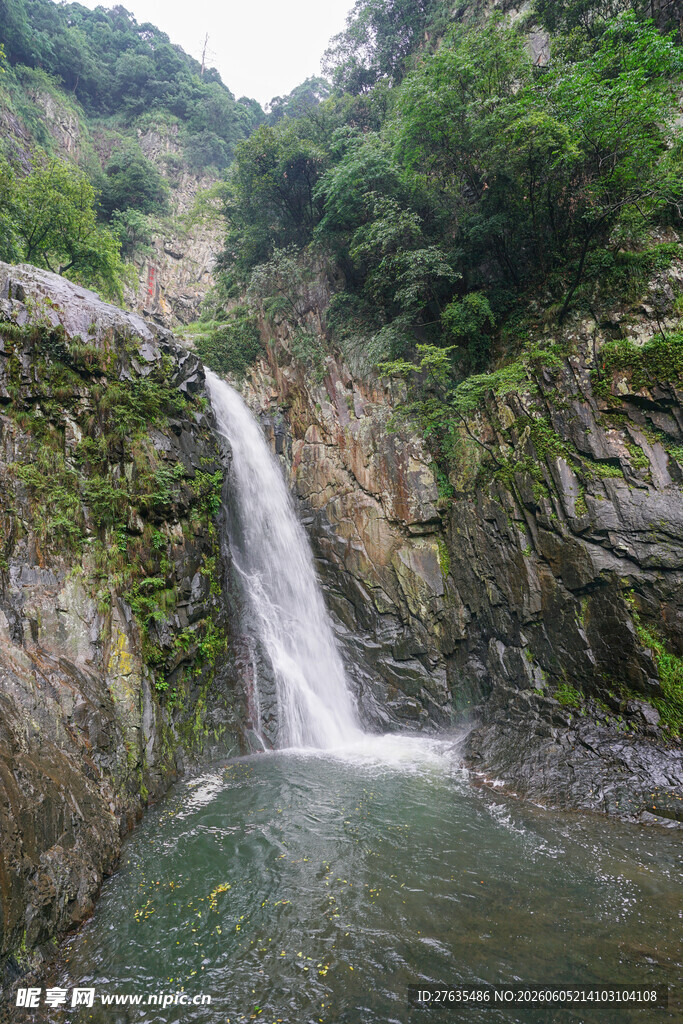 山间瀑布美景