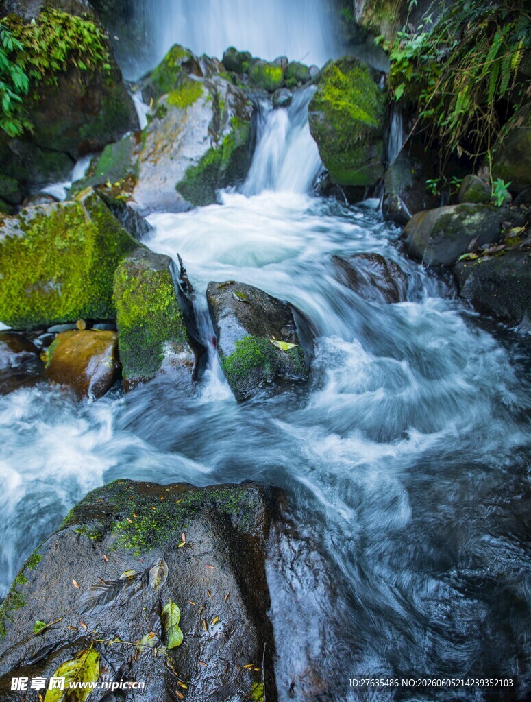 山间溪流瀑布美景