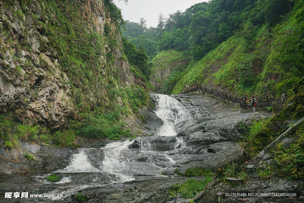 山间溪流穿峡谷