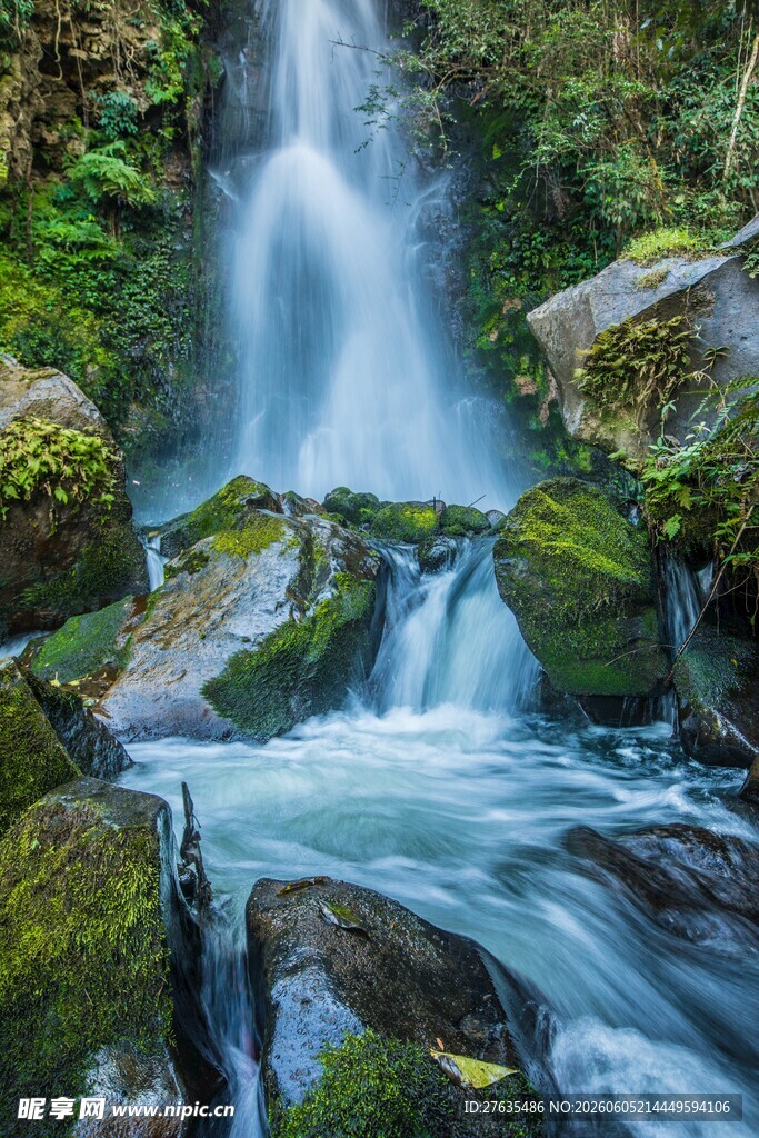 山间瀑布与嶙峋岩石景观