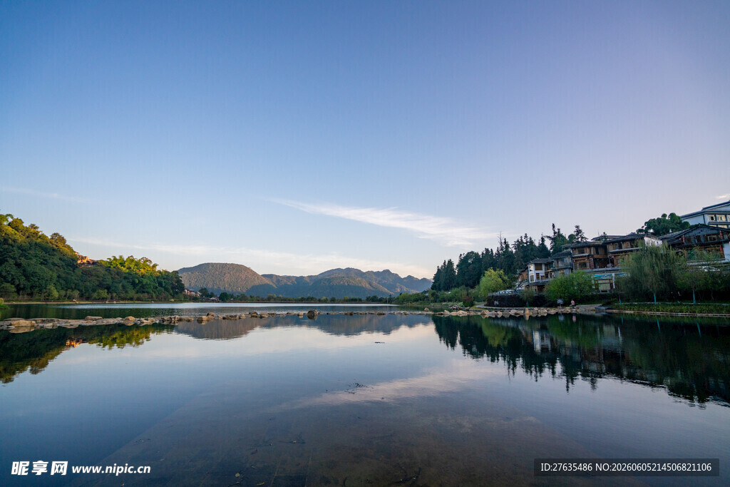 宁静湖景山林倒影如画
