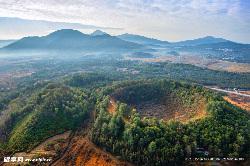 壮丽山林山谷鸟瞰美景