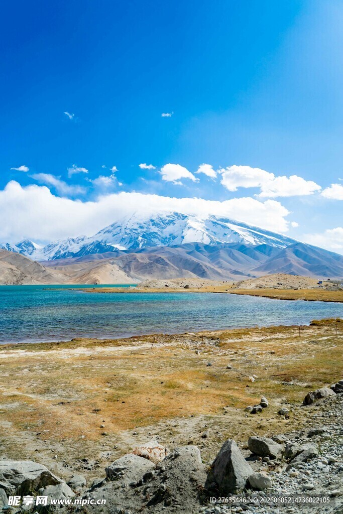 高原湖泊与雪山壮丽风光