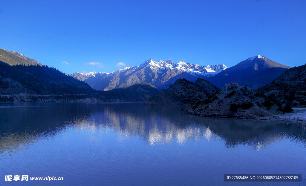 宁静湖山雪山倒影美景