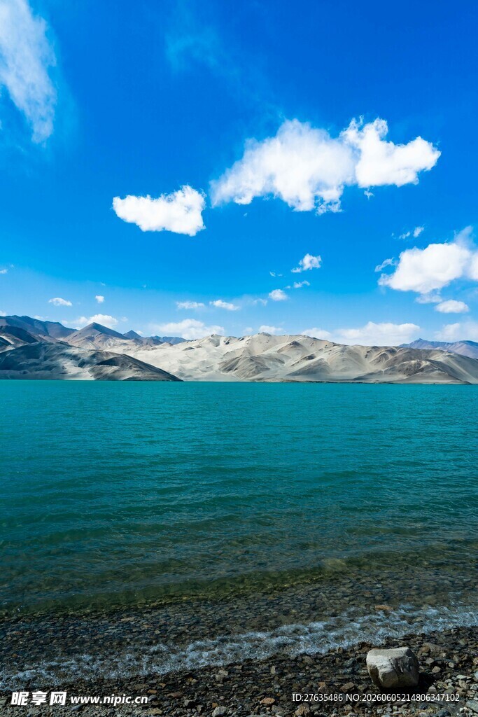 湛蓝湖水与远处山峦美景