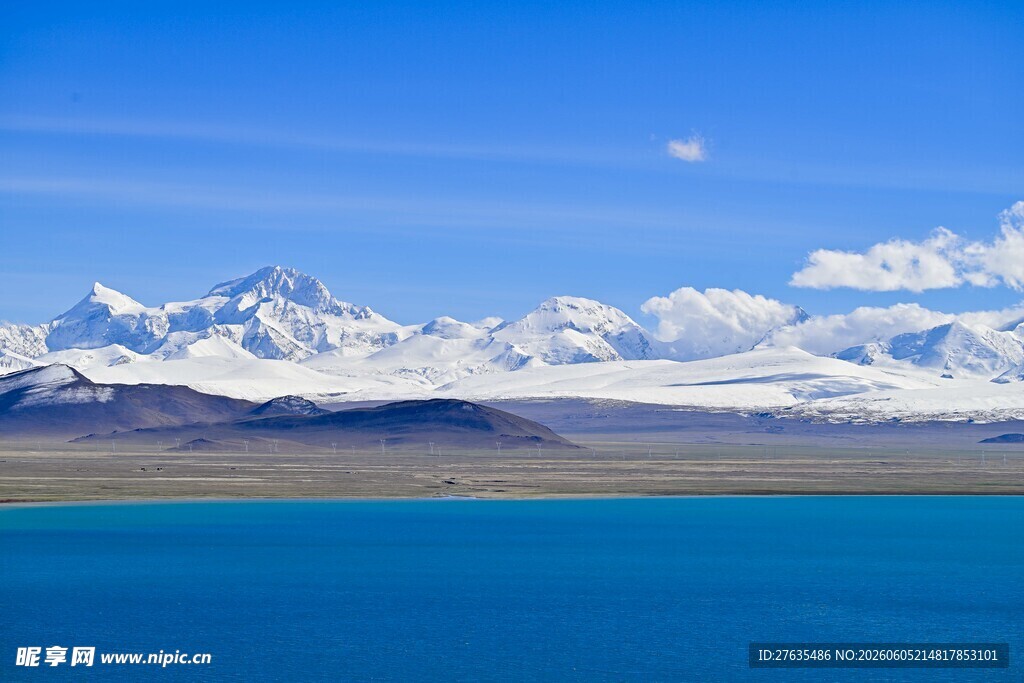 湛蓝湖畔的壮丽雪山景观