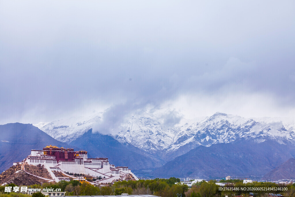 布达拉宫与远处雪山美景