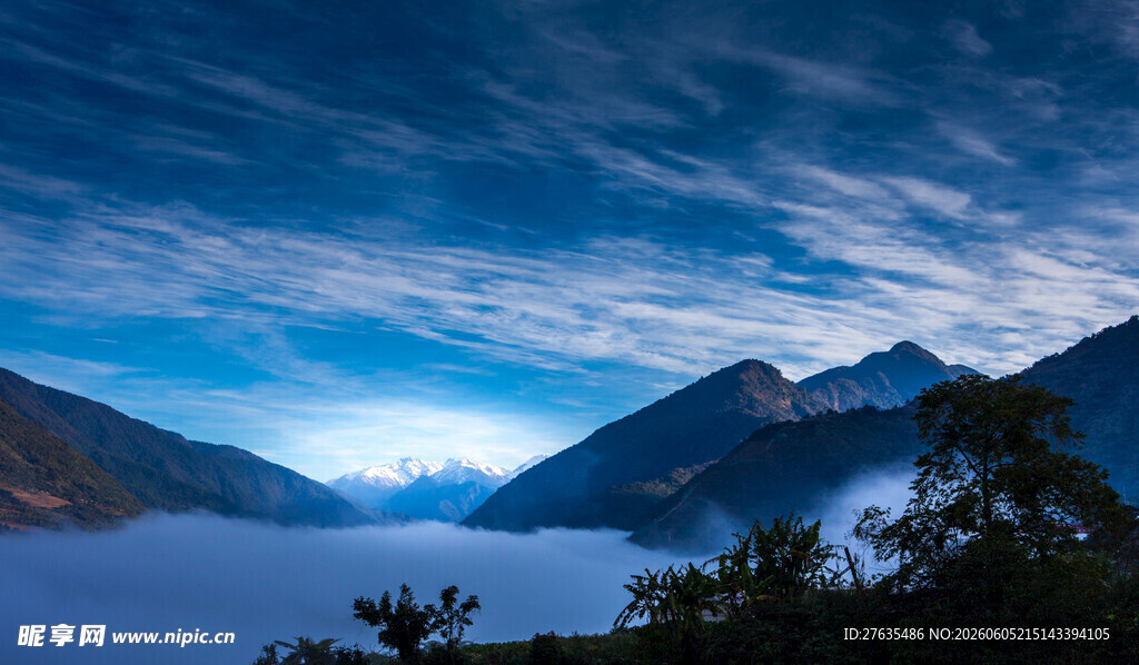 山间云海夜景壮美如画