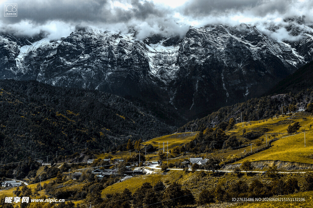 山间秋景雪覆峰峦