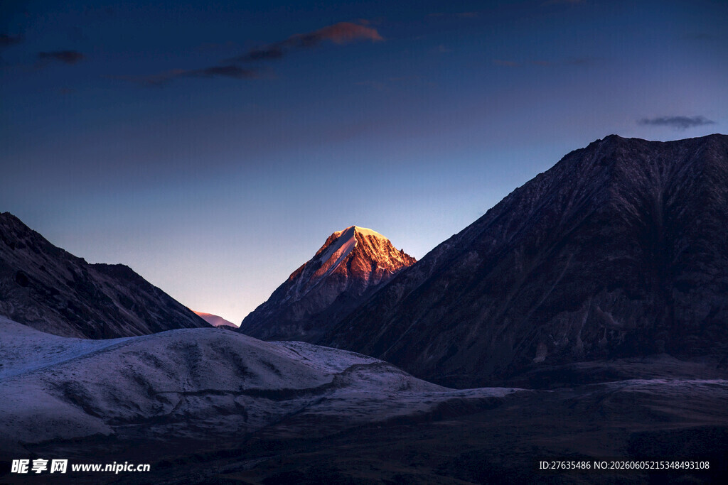 夕阳下的壮丽雪山景观