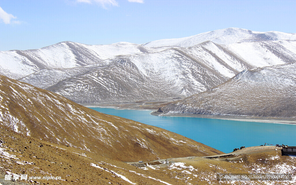 雪山下的湛蓝湖泊美景