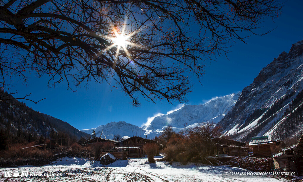 雪山暖阳下的壮丽冬日景象