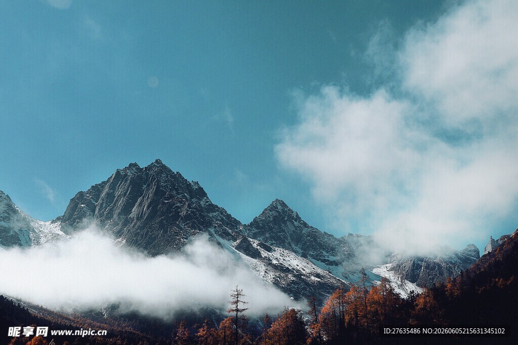 云雾缭绕的壮丽山峰