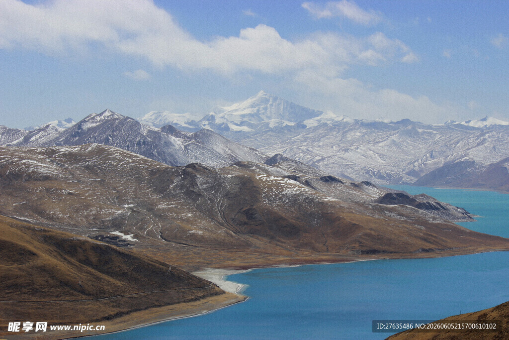 雪山下的湛蓝湖泊美景