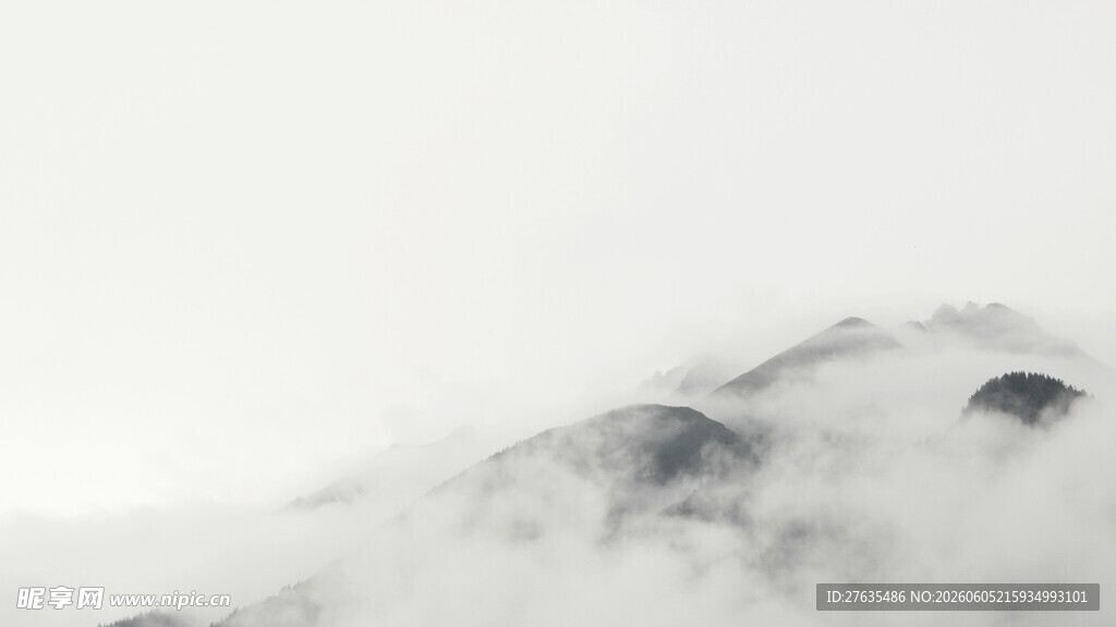 云雾缭绕的山峦