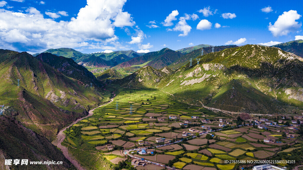山间村落田园风光美景
