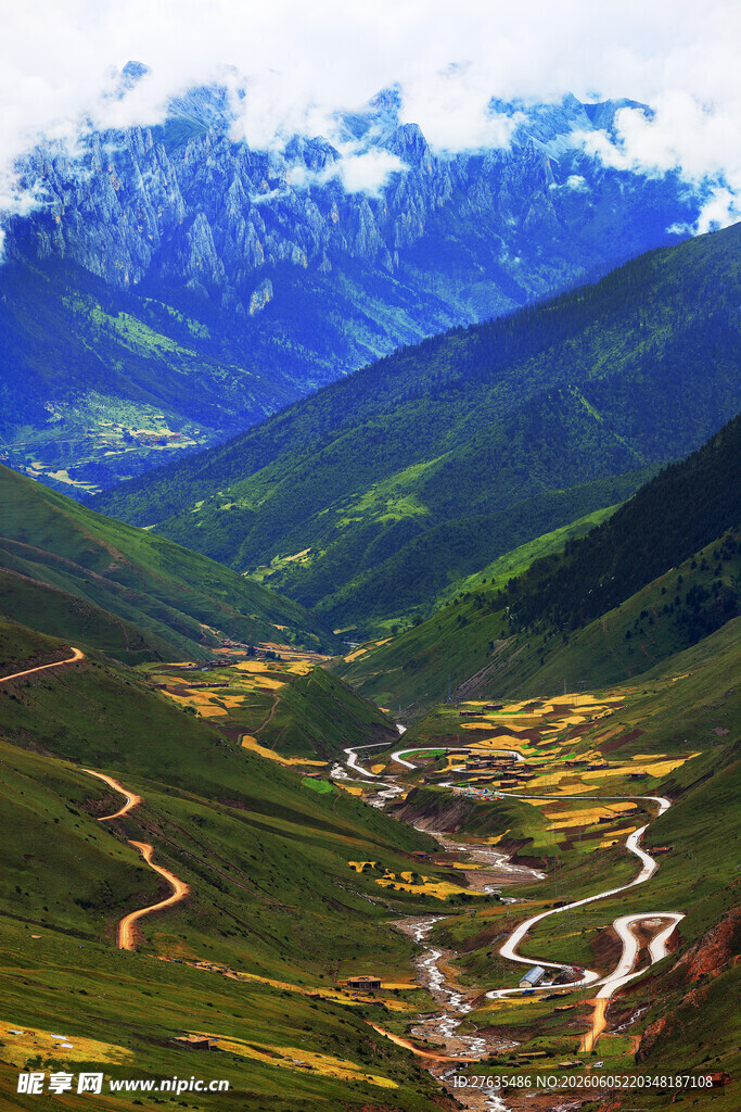 山间美景蜿蜒公路穿绿野