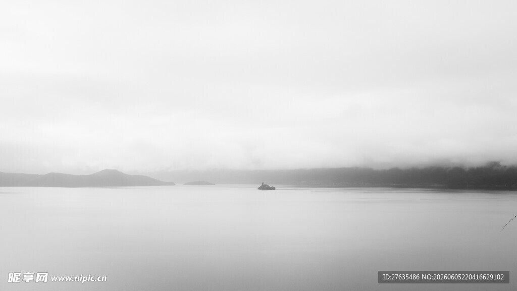 宁静湖面远处朦胧美景
