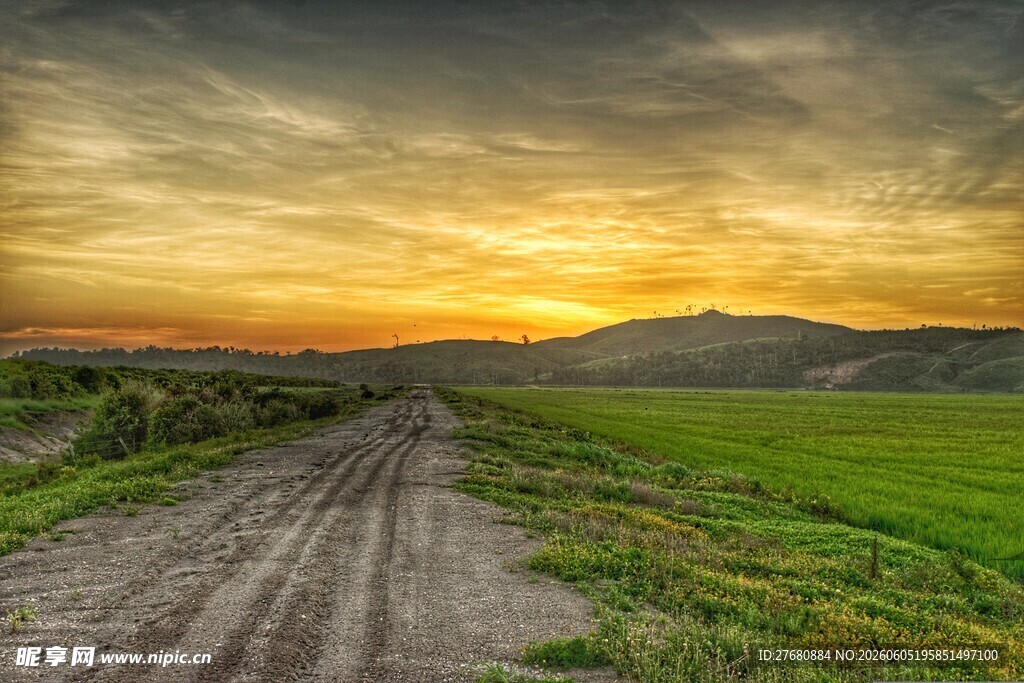 夕阳下的乡间土路美景
