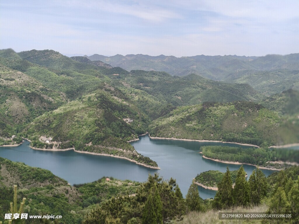 青山环抱的静谧湖泊 二龙山水库