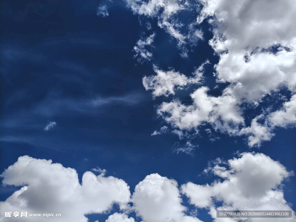 蓝天飘白云