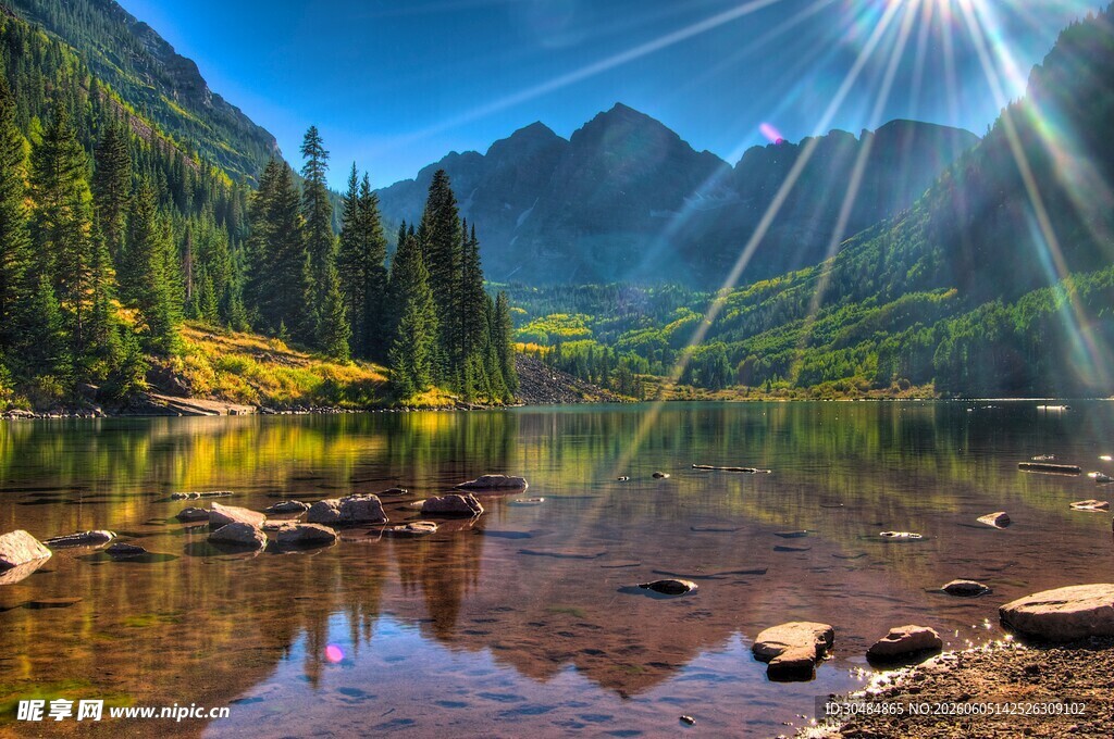 山间湖畔美景
