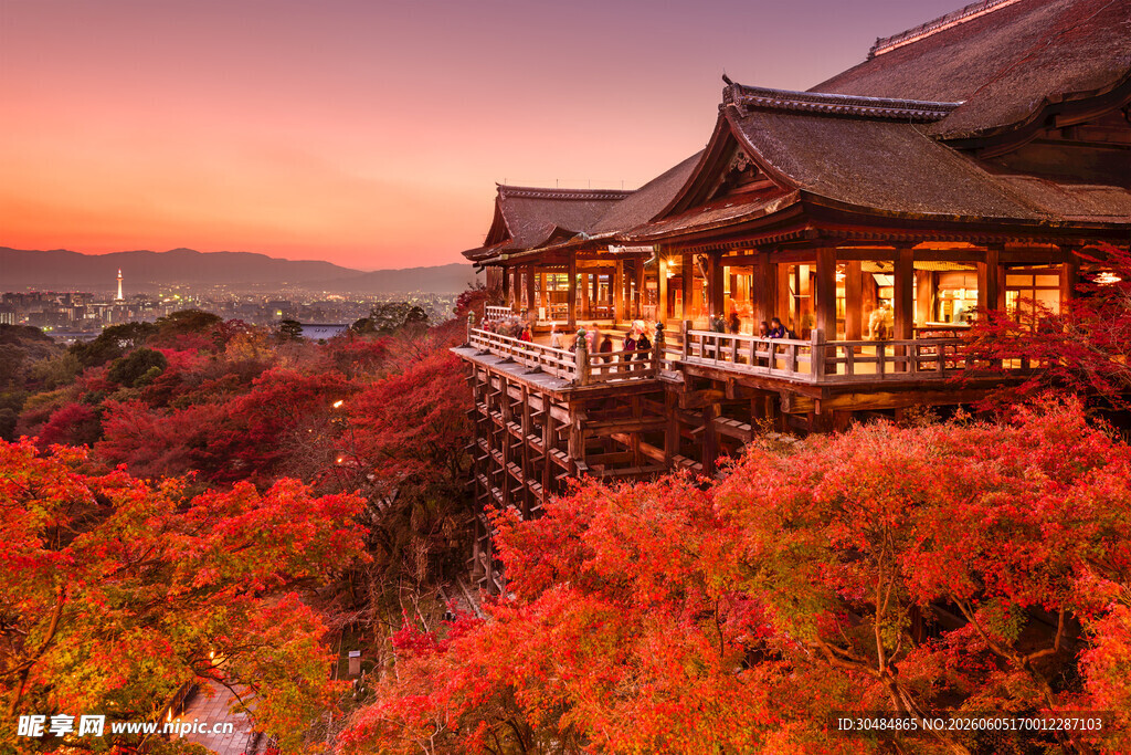 秋日山林中的古风建筑
