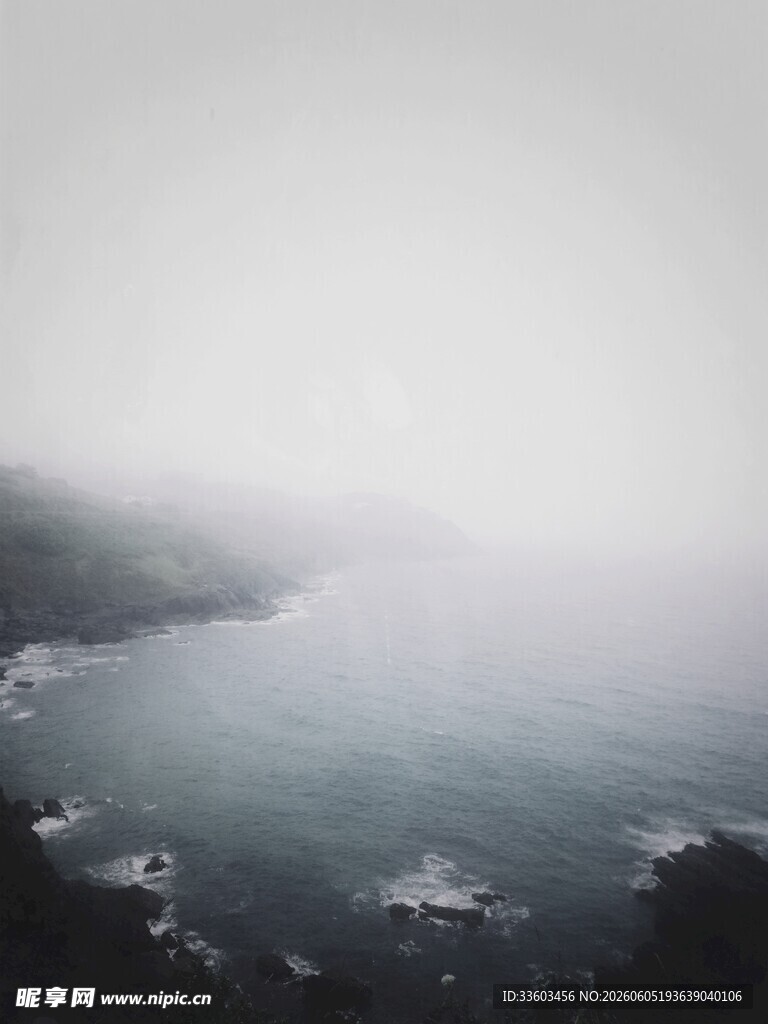 雾中朦胧海景