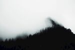 雾中朦胧山景
