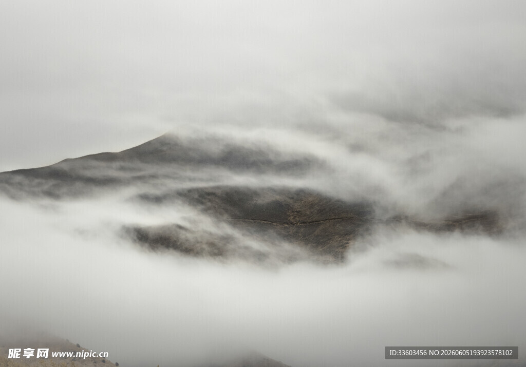 云雾缭绕的山峦美景
