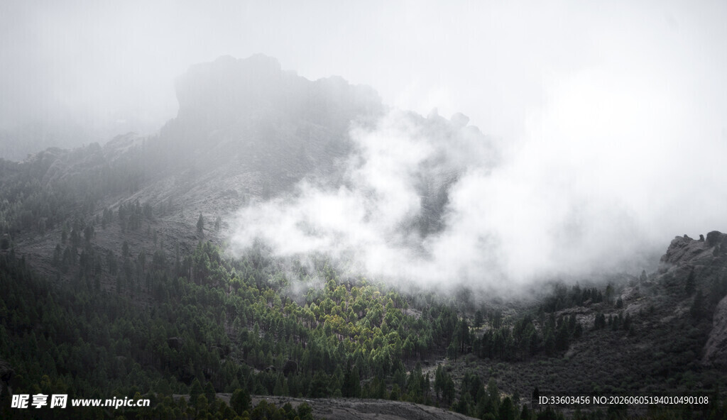 云雾缭绕的山间美景