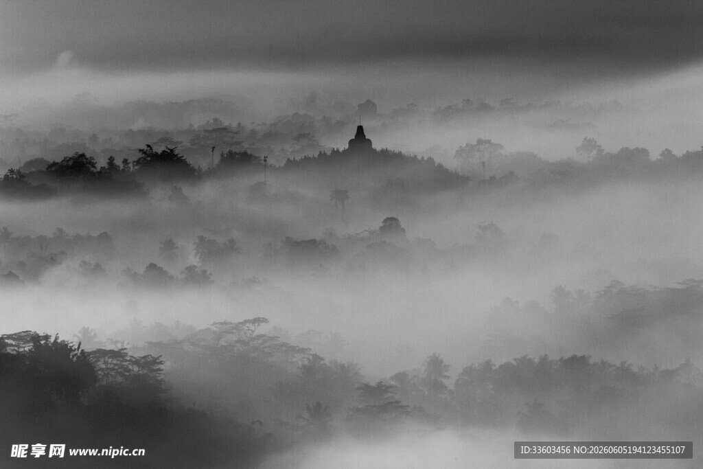 云雾缭绕的山峦美景