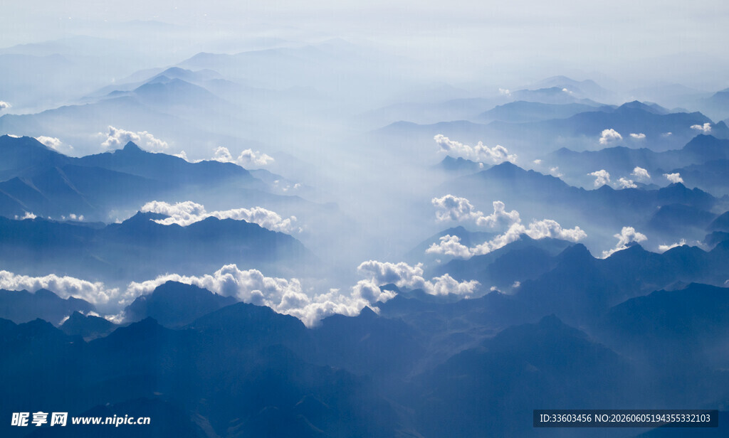 高空俯瞰连绵云海山脉