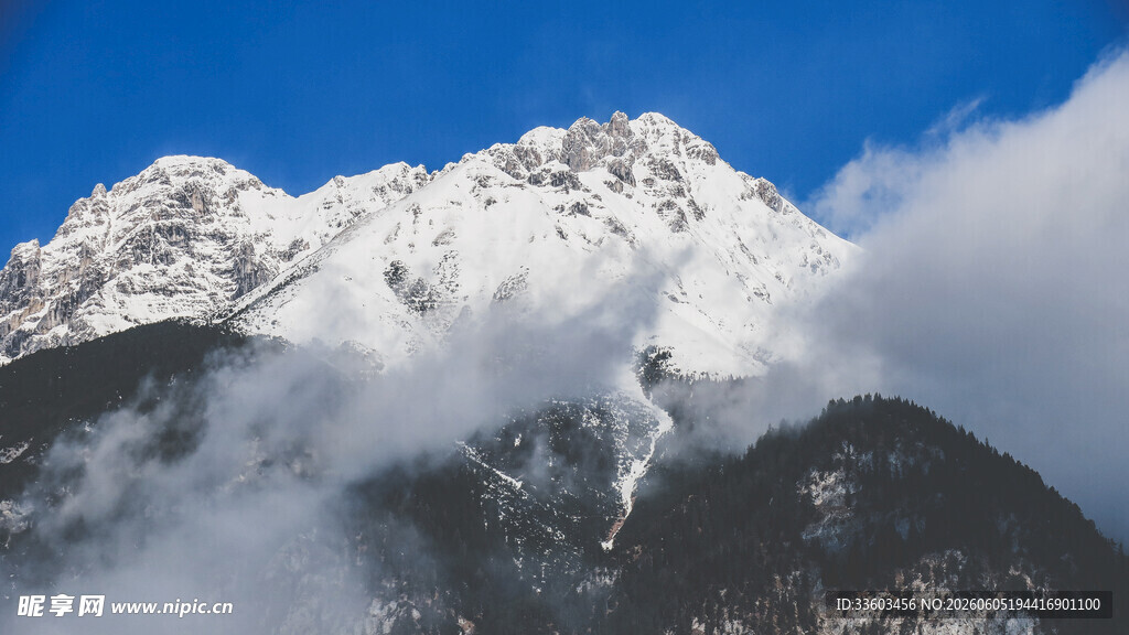巍峨雪山云雾缭绕