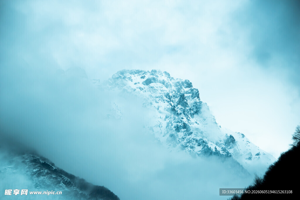 云雾缭绕的巍峨雪山