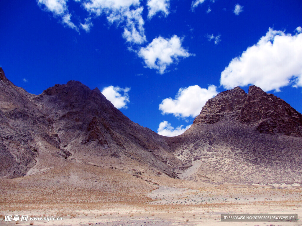 壮丽山景与蓝天