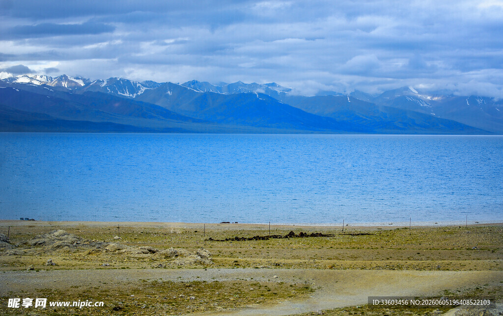 蓝色湖泊与远处山峦美景