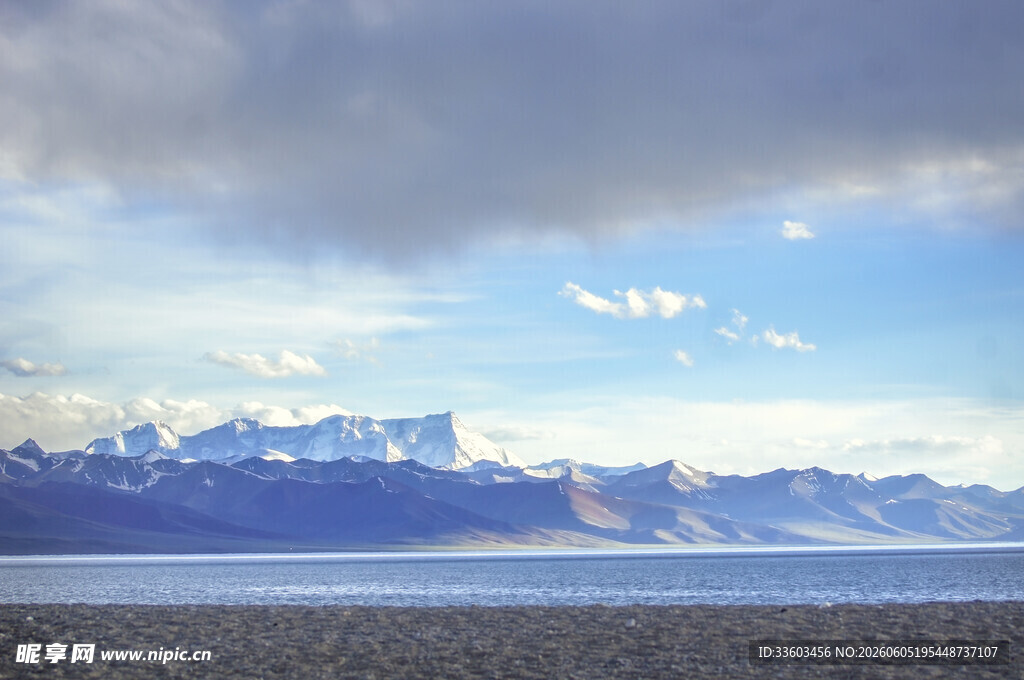 壮丽雪山下的辽阔水域