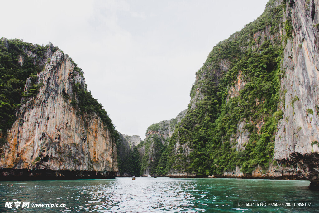 秀丽山水间的静谧河道