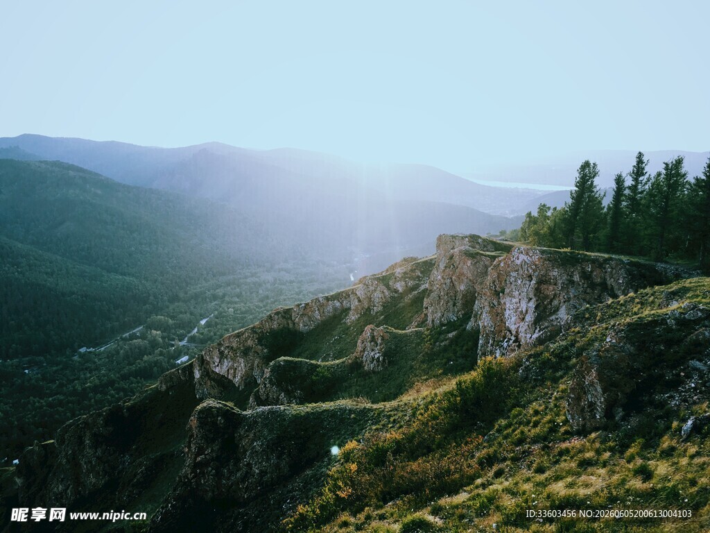 山间美景蜿蜒公路隐于林