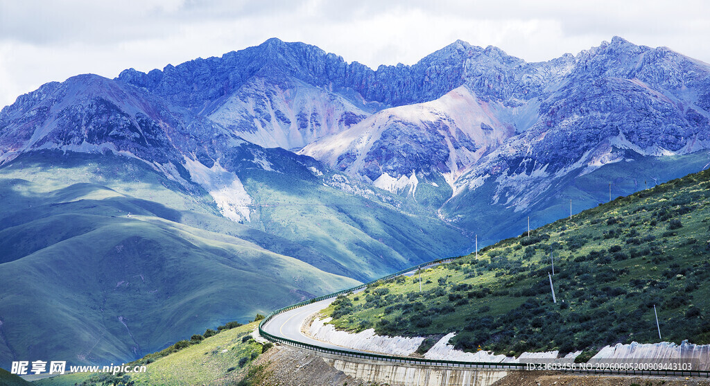 山间公路蜿蜒于壮美群山