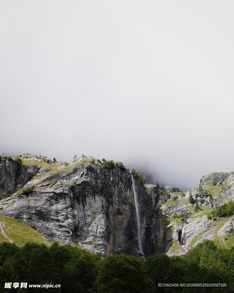 云雾缭绕的险峻山峰