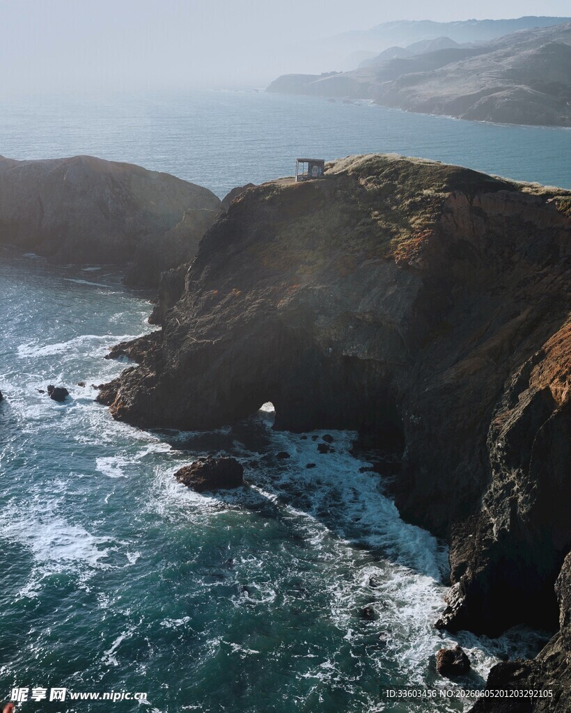 海岸悬崖边的壮阔海景